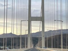 白鳥大橋をは東日本最大の吊り橋で、全長1,380ｍあります。中間地点が高くなっているので、そこを越えると下っていく眺めが良いです。