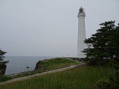 ｳﾐﾈｺの群生地として有名。断崖の上に立つ石造りの灯台は、

高さ44ｍと日本一。

澄み切った日本海がみえるはず、、、雨なので残念でした。