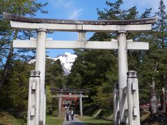 9：20にチェックアウトして岩木山神社へ
鳥居の奥に見える白く輝く岩木山が美しい。