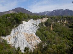 日本キャニオンとその後ろに崩山？
白色の断崖は凝灰岩で浸食崩壊によってむき出しになったようです。