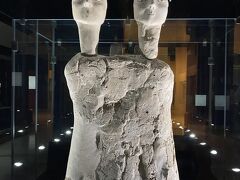 いきなり展示の目玉！

紀元前7500年、世界最古の双頭の人の像アイン・ガザルです。
しかもその意味は現在も不明とのこと。