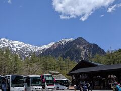 とうとう着きました！！晴れ渡る上高地！！けっこうバスが来ていました。