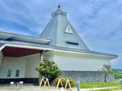 まずは小諸城をイメージした建物の美術館へ。
気になるのが、スキー板置きみたいな木造の枠。
後ほど謎が解けますよん。
