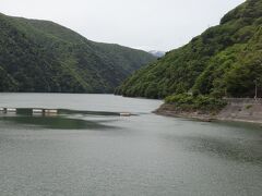 梓湖は、梓川が奈川渡ダムによってせき止められて出来たダム湖です。