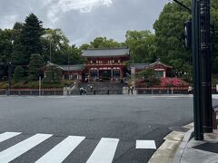 チェックアウトして、八坂神社前を通り過ぎて