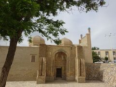 再びてくてく歩いて、こちらはマゴキ・アッタリ・モスク。
長い間砂に埋もれていたのを、1936年に掘り出されたのだそうです。
