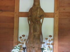 横谷峡入口バス停から遊歩道を６分ほど歩いたところに広場があり、観音堂が建っています。標高1530ｍに建つ御堂に聖観音菩薩が安置されています。社務所はなくひっそりとしていて、周りにもみじが生えています。秋は紅葉がきれいです。観音堂の近くに横谷渓谷を眺められる展望台があり、王滝が見えます。駐車場から観音堂へ行く途中の山の中には、小さな大瀧神社があるので共に訪れてもいいと思います。