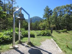 蓼科湖から車で30分ほどの蓼科第1牧場からゴンドラリフトで5分ほど、蓼科山中腹に造られている緑豊かな、散策が楽しめる御泉水自然園。
さわやかな自然の中で散歩したい方におすすめのスポットです。