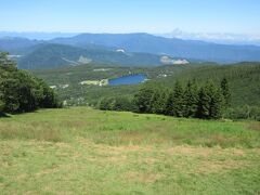 園のうたい文句になっている高山植物はあまり見られませんが、リフトの終点に造られている“女神のテラス1830”にはハンモックやソファが置かれ、眼下に女神湖が眺められます。