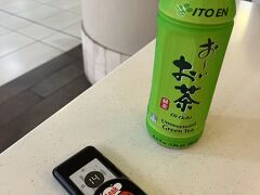 アラモアナについてからちょっとお腹が空いていたので先にフードコートでご飯を食べることに。
「ステーキてっぺい」でロコモコを注文。
日本語で注文できること、dポイントが使えたのでこちらにしました。
プレートとミニボウルを選べましたが、お腹空いていたのでプレートにして、サイドをマッシュポテトを選びました。

ポイント利用だったので、思い切ってお高い「おーいお茶」も一緒に買いました。笑