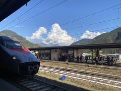 山の中のボルツァーノ駅に到着。駅名がドイツ語とイタリア語表記になっている。
まずは、駅のホームにある荷物預かり所でスーツケースを預けて、観光に出ることに。（14ユーロ/2つ）