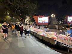 ホアンキエム湖周辺の露店（Weekend Walking Street）
