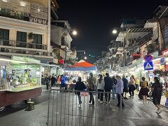 ドンキンギアトゥック広場からハンダオ(Hàng Đào)通りへ、ハノイ旧市街で週末（金曜日）から日曜日に開催されるナイトマーケットをぶらぶらします。
