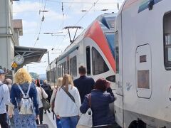 NEUWIED行きの列車に乗りリューデスハイム駅で下車。結構皆さん降りましたねえ。やはり、皆さん観光なんでしょうか。