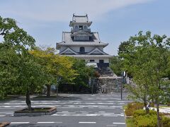 西口から、目と鼻の先に、長浜城が建っています。
