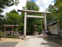 松本城へ向かう途中、四柱神社があったので少し立ち寄りました。