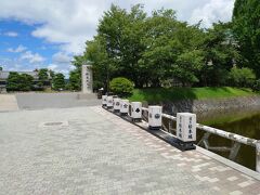 この日のメイン、松本城へ。
入口の橋には灯籠が置かれていました。