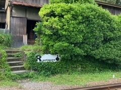 江ノ電の線路を跨いで「R antique」へ。なかなかいい感じのスツールがありましたでが、もう少し悩んでみようと今日のところは購入は見送り。アンティークはこういった葛藤？も楽しいです。