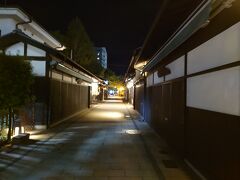 松本城のライトアップを見るために夜のお散歩に。

四柱神社の横のなわて通りも趣があり素敵でした。