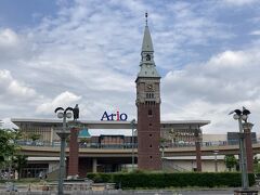 チェックアウトし、駅の反対側から空港行きバスに乗る。駅前に大きなアウトレットがあって驚く。