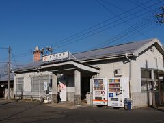 瑞浪駅から４つ目の美乃坂本駅で途中下車します。
旧国鉄時代からの駅舎の小さな駅です。
駅前も小さな市街地しかありません。