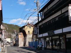 木曽福島宿は関所も置かれた宿場町です。
東海道の箱根宿と同じく、険しい山の中の宿場町だったので関所が置かれたのでしょう。
この町は妻籠と違って宿場町の建物は残っていませんが、それでも宿場町の街並みの雰囲気は残っています。