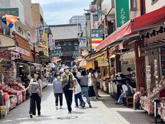 山門前の仲見世商店街