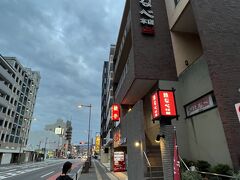 妹のダンナさんおススメの鉄鍋餃子の『鉄なべ 荒江本店』へ。

博多座前からバスに乗ってやってきました。ホテルのもっと近くにもあったようです・・・。