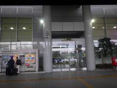便が空いていたせいか「福岡空港」では入国審査もスムースで、すぐに荷物も受け取れました。無料連絡バスで国内線ターミナルへ移動し、羽田行きのチェックインをして、荷物を預け入れてから観光に出かけることにしました。