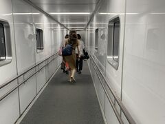 それゆえ乗客が多く、飛行機から降りるのも時間がかかる。
エコノミーの自分、ようやく降機。

セントレア行きの便、搭乗締め切りまであと10分！
こんなときに限って、セントレア行きの搭乗口が隣じゃないとは。

まるで映画「ホームアローン1」の家族のような、ひとり「羽田ダッシュ」の始まり。
同じ第1ターミナルだ、とにかく走れ！！
(ホントはあかん)