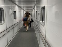 それゆえ乗客が多く、飛行機から降りるのも時間がかかる。
エコノミーの自分、ようやく降機。

本日最後のフライトであるセントレア行きの便、搭乗締め切りまであと10分！
こんなときに限って、セントレア行きの搭乗口が隣じゃないとは。

まるで映画「ホームアローン1」の家族のような、ひとり「羽田ダッシュ」の始まり。
同じ第1ターミナルだ、とにかく走れ！！
(ホントはあかん)