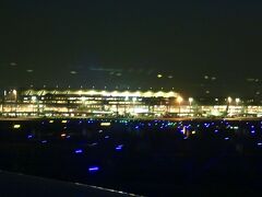 向こうに見えるのは、羽田空港の第3ターミナル。