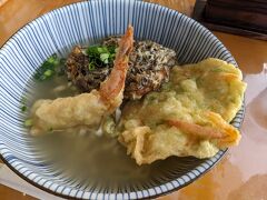 奥武島の大城てんぷら店を目指したのですが、お休み。

中本鮮魚てんぷら店でお食事をしました。

ここのてんぷらも美味しくいただきました！
たくさん購入してその夜のおつまみにしました(^^♪