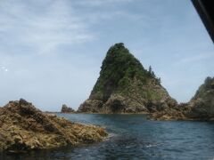 菜種島は高さ６０ｍの険しい崖で、４月には中腹に菜の花が咲き誇るようです。江戸時代に菜種を積んだ北前船がこの付近で座礁し、その後菜の花が咲くようになったようです。