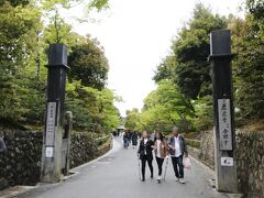 この日は午前中は雨。ホテルの狭い部屋で、持ってきたラジオでKBS京都の「笑福亭晃瓶のほっかほかラジオ」を聴きます。
この番組のアシスタントの中村薫が面白いのですよね。千葉ではラジコで聴いていますが、やまりナマ電波がいいですね。

https://www.kbs-kyoto.co.jp/radio/hokahoka/

で午後、四条大宮のバス停から千本北大路のバス停で下車。徒歩で金閣寺に向かいます。