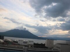 3日目の朝は桜島の噴火から始まりました。
ホテルの温泉に入って、日の出と桜島を狙っていましたが、最終日の今日も残念ながら見れませんでした。
しかし、ちょっと噴火しているところが見れました！