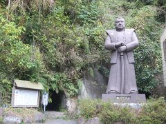 せごどん本店の横にある西南戦争始末記三十六景展示場に続く洞窟と西郷さんの銅像