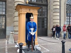 市庁舎の次は王宮へ。
衛兵さんを見てテンションが上がる！