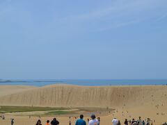 鳥取砂丘は日本海に面して東西１６キロに広がる海岸砂丘