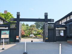 続いてやってきたのは、「藤田記念庭園」。この庭園は弘前公園に隣接し、弘前市出身の藤田謙一氏が大正10年に別邸を構える際、東京から庭師を招いてつくらせたという江戸風の広大な庭園で、弘前市が市政施行100周年記念事業として整備し平成3年に開園したのだそう。