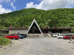 さて、谷川岳から車での下山中にあるのが土合駅。たくさんの車が止まってます