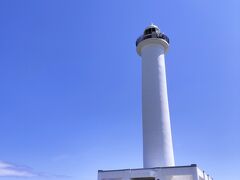 こちらは沖縄本島で唯一のぼることのできる残波岬灯台。
47年ほど前に造られたもので高さは約30ｍ程ある白亜の灯台です。
見学料金は300円　階段しかなかったので下から眺めただけでした。