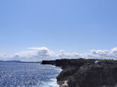 30もある断崖絶壁が約2kmに渡って続く雄大な景色が広がる、沖縄を代表する景勝地の残波岬。
