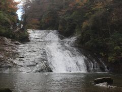 遊歩道を引き返してきて、また粟又の滝に戻りました。