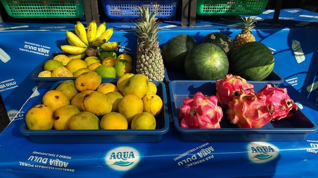 昨日はモンキーバナナ４本で約１００円<br /><br />今日は６本で１００円<br />他にドラゴンフルーツ、マンゴー２つ<br />全部で約３５０円<br /><br />姉がヨガから帰ってきたら一緒に食べよっと♡<br />