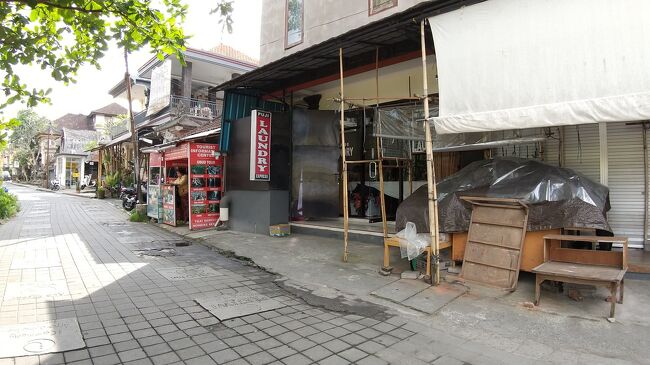 ランドリー<br />ホテルから５分位の場所にあります。<br />９時半頃に出して１５時に出来上がり<br />フライングで２時過ぎに行っても出来てました。<br /><br />こちらのランドリーの仕上がりは<br />アイロンもかけてあり<br />昨日よりこちらのランドリーが良い感じ♪<br /><br />値段は２、１キロ　４３０円ほど<br />二人の１日分の量ですが、料金も安いし当日仕上でありがたいです。