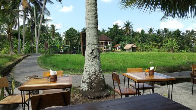 ヨガ教室はこのワルンの田んぼの目の前にあります。<br />閉まっている時間で見学は出来ませんでした。