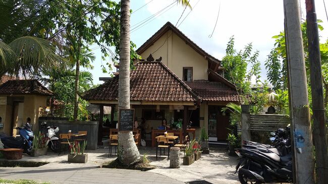 ウブド　シャンティワルン<br />J L. subak sok wayah <br /><br />姉が翌日行くヨガ教室を見に来ました。