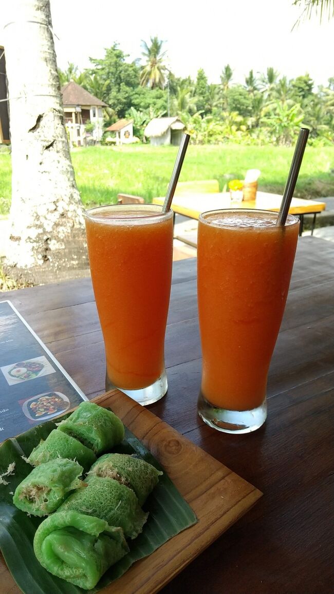 パパイヤジュース<br />砂糖抜きで注文<br /><br />緑のお菓子は<br />モチモチのクレープの中にはココナツシュガーで甘く味付けしたココナツフレーク<br />すごく美味しい♪<br /><br />田んぼから爽やかな風が吹いてきます。<br /><br />気持ちいいね<br />ずっといたいね<br /><br />目の前の細い道を通る人やバイクをwatching♪<br />楽しいひと時でした。