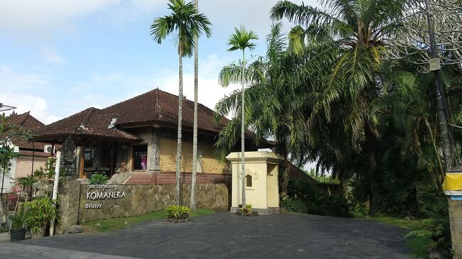 コマネカビスマ<br /><br />４トラベルの他の方のバリ島旅行記で素敵なホテルだなー<br />と思っていますが<br />アラ５０姉妹にはちょっと手が出せないホテル(^^;<br />いつか泊まってみたいな♪<br />